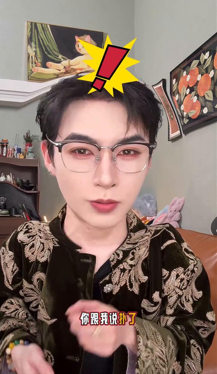 一个顶流女演员，此刻正被无数人用放大镜观察。镜头的焦点，却不是她刚完结的热播剧