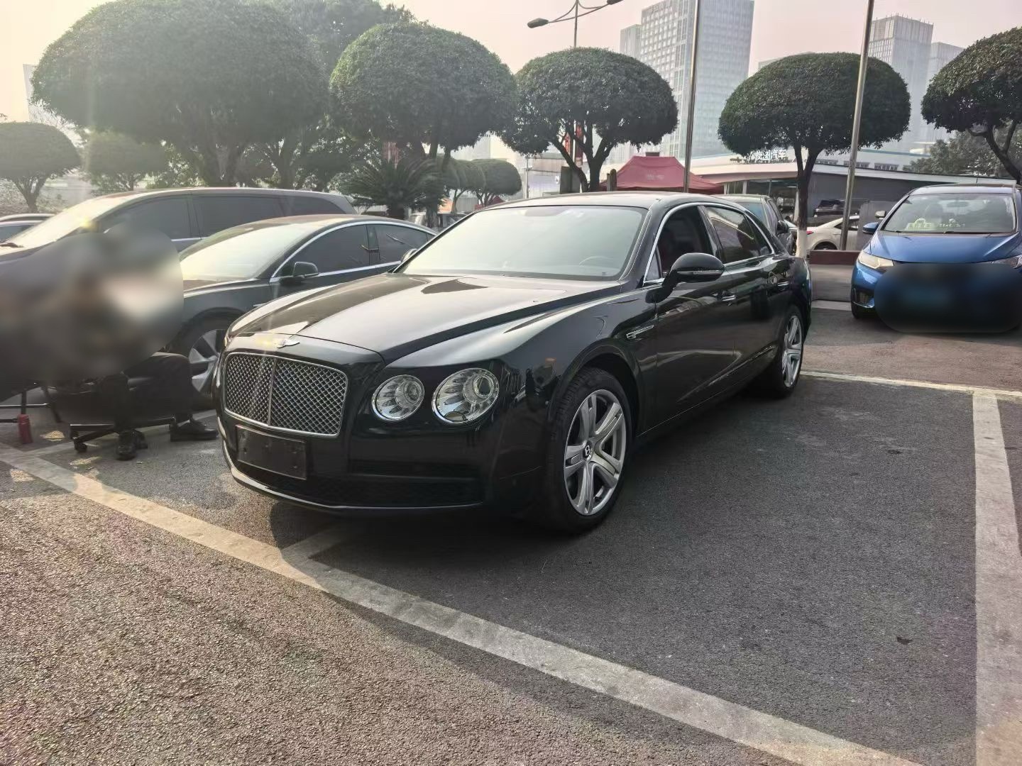 宾利飞驰不同公里配置价格差距也不小，这台不到59.8万，同年还有一台70万