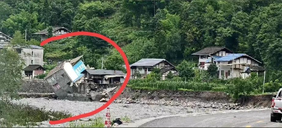 山区农村建房子一定要选好地基，不然就是这个结果！！！这两天，四川绵阳与阿坝州交
