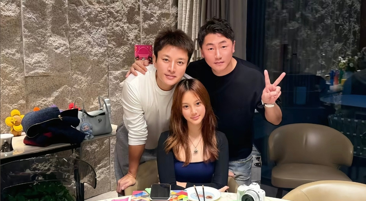 贾乃亮为闺女庆生，甜馨这张太像李小璐了，连身体姿势都像。​​​