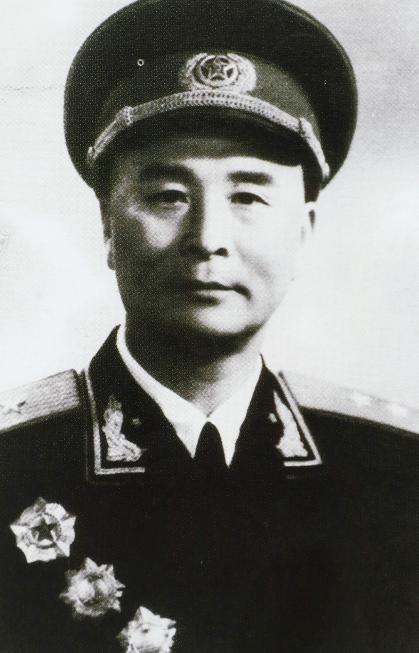 1936年，一位老大娘上山采野果，突然发现一大群苍蝇，在草丛上“嗡嗡嗡”盘旋，她