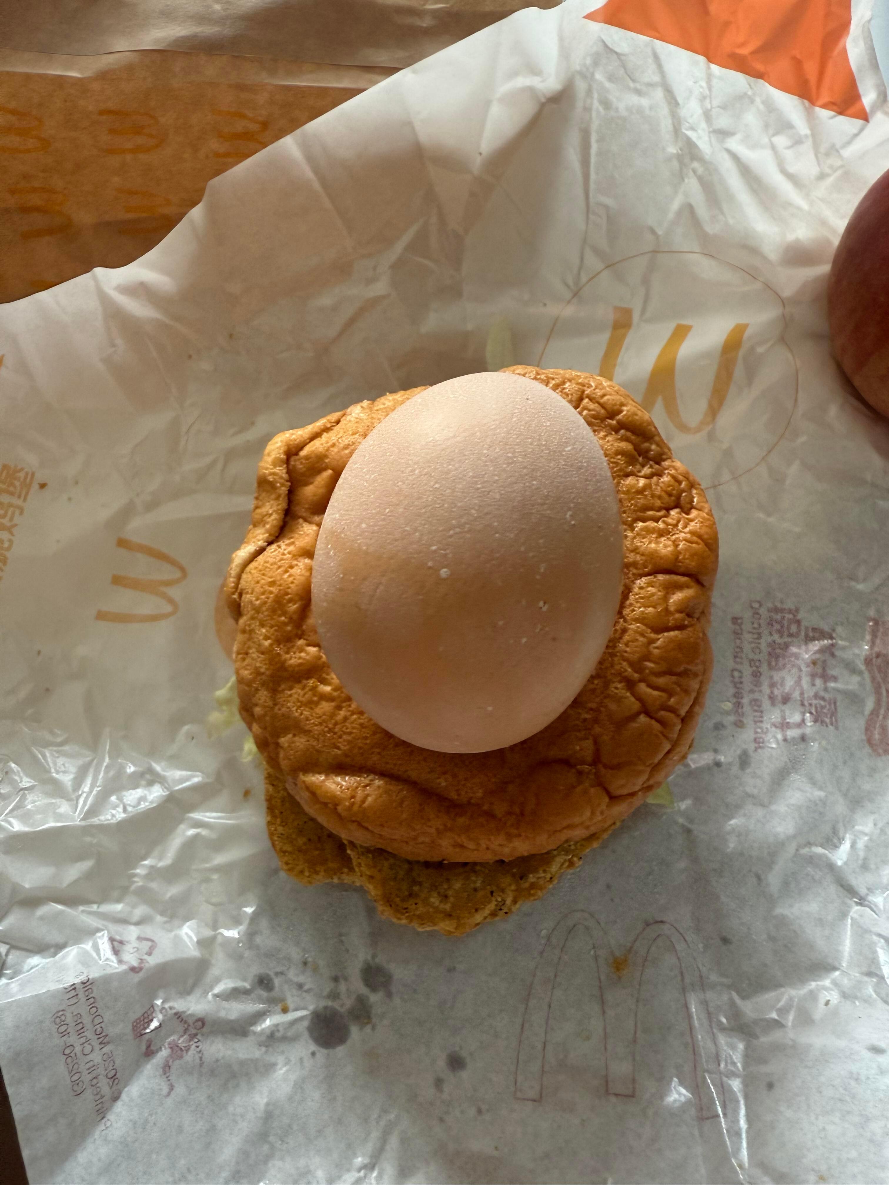 都说麦当劳汉堡小成马卡龙了，看到这对比之前我本来是不信的…