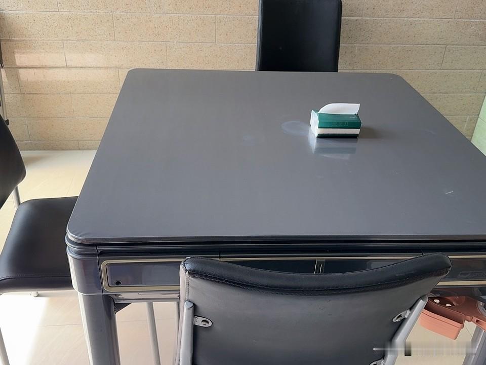 哎呀呀，可别说了。晚上朋友们打个小麻将。我对这东西不感兴趣。但是看他们打还挺有