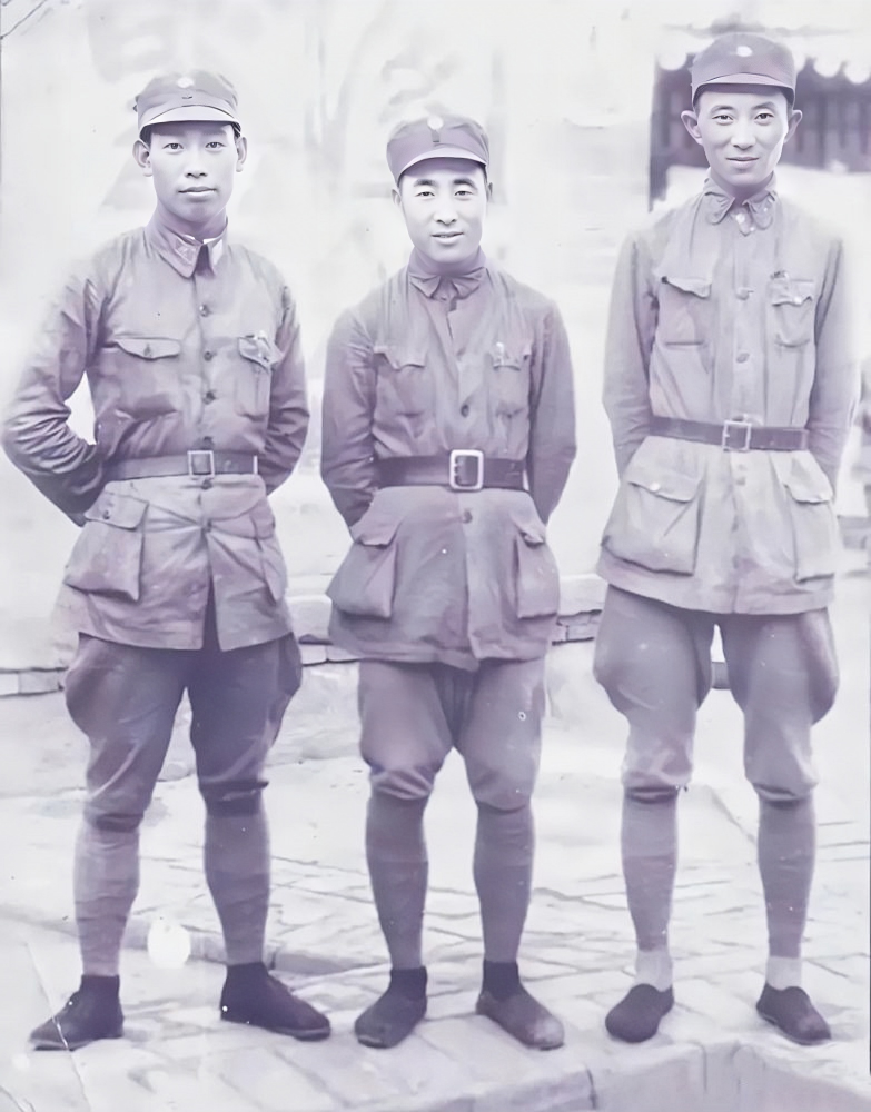 1938年老照片，当时林彪是抗日军政大学校长，115师师长。左一是许光达，刚从