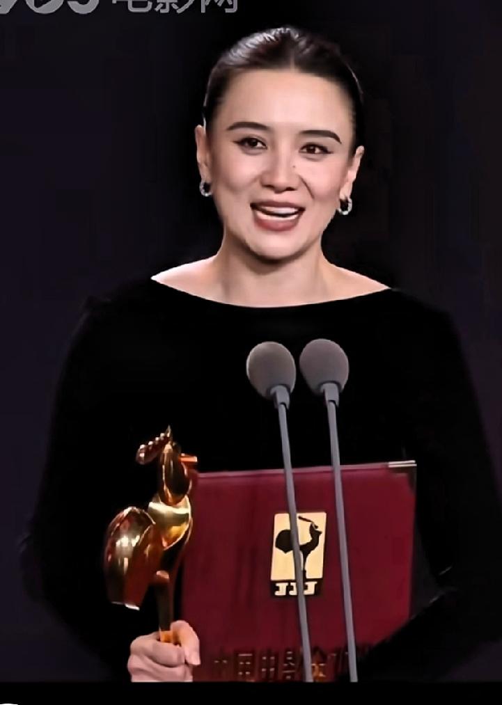 金鸡奖颁奖这事儿可太有看头了！主持人念出宋佳那一刻，有人尖叫有人失落。同样演中年