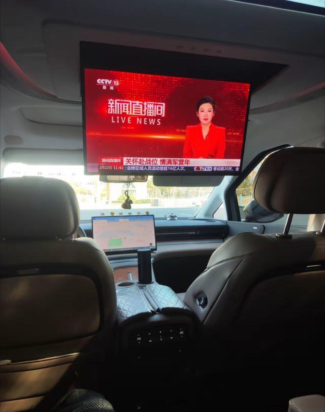 自从换了电车，家里的奔驰R320就彻底失宠了。那辆开了十年的老伙计，内饰吵得像拖