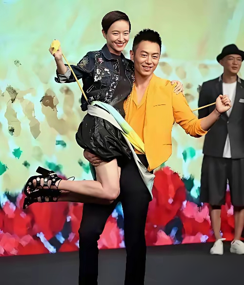 朱亚文当众把焦俊艳扛起来那一下，全场都炸了。首映礼上他西装都没扣，直接公主抱，焦俊艳腿蹬着笑到打鸣。