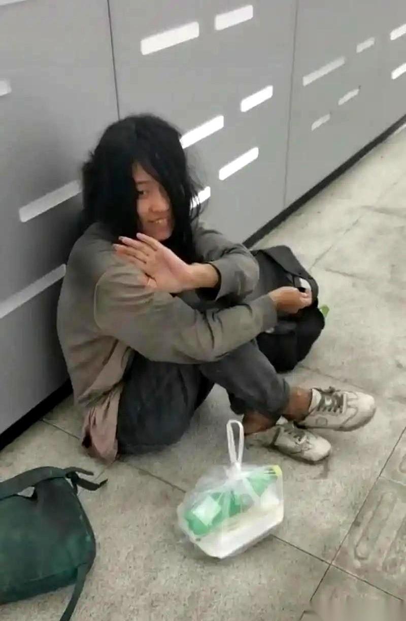 街上流浪的，你看吧，几乎清一色都是男的。这不是说女人不会落魄到这一步。而是只要