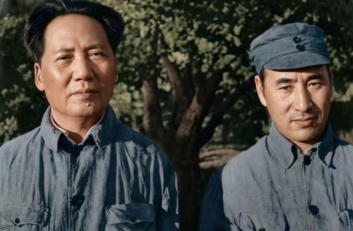 翻看毛主席在延安拍下的老照片，身上粗布衣裳满是补丁，条件艰苦到难以想象，可他眼底