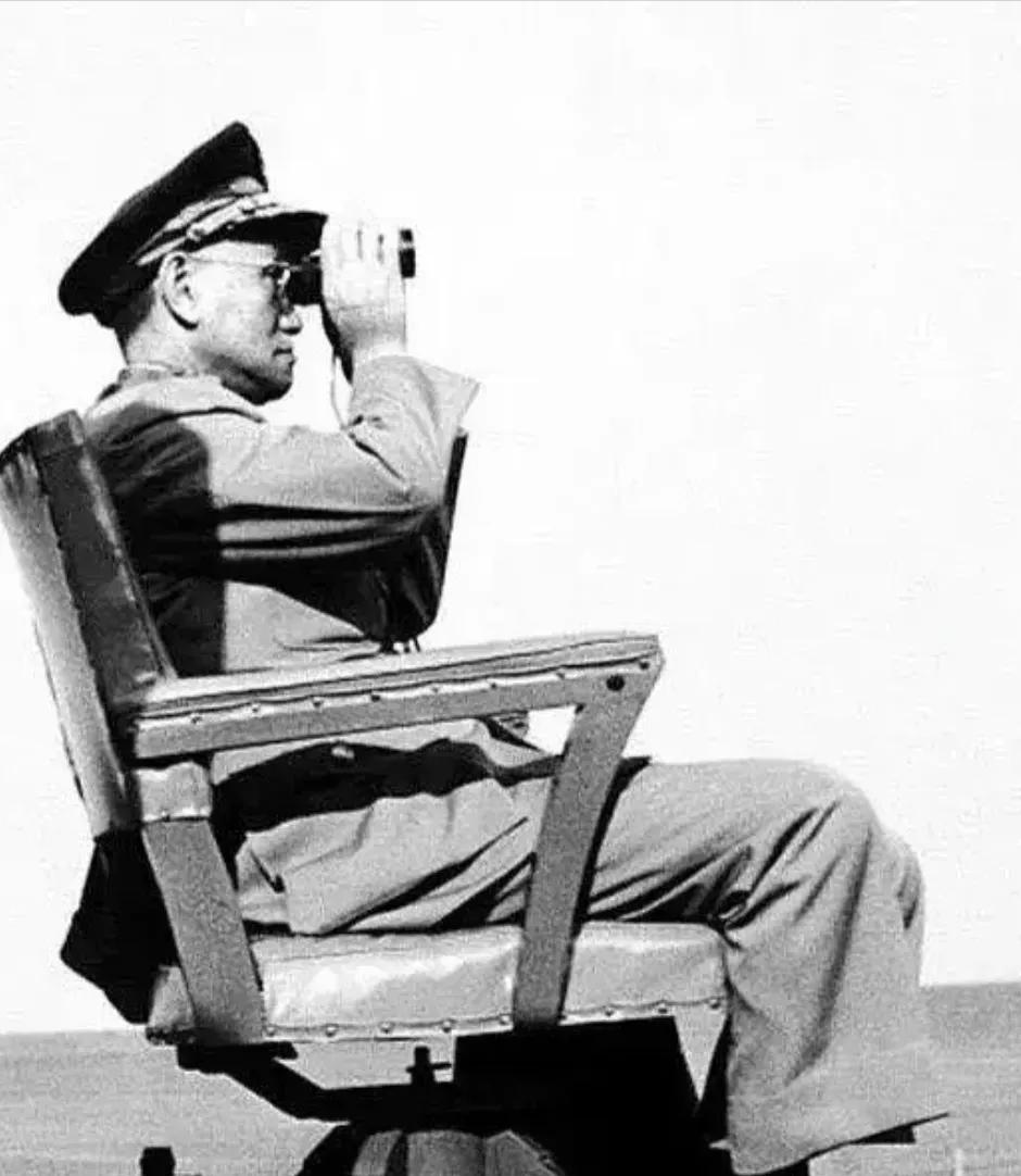 1967年，时年80岁的蒋介石，经常孤独的坐在海边，手拿望远镜遥望大陆，此时他的