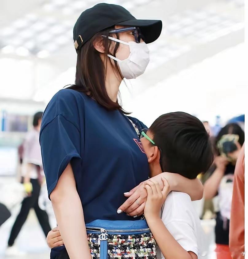 白百何首次晒出大儿子正面照，这是她和前夫生的儿子，名字叫元宝，小伙子笑起来和妈妈