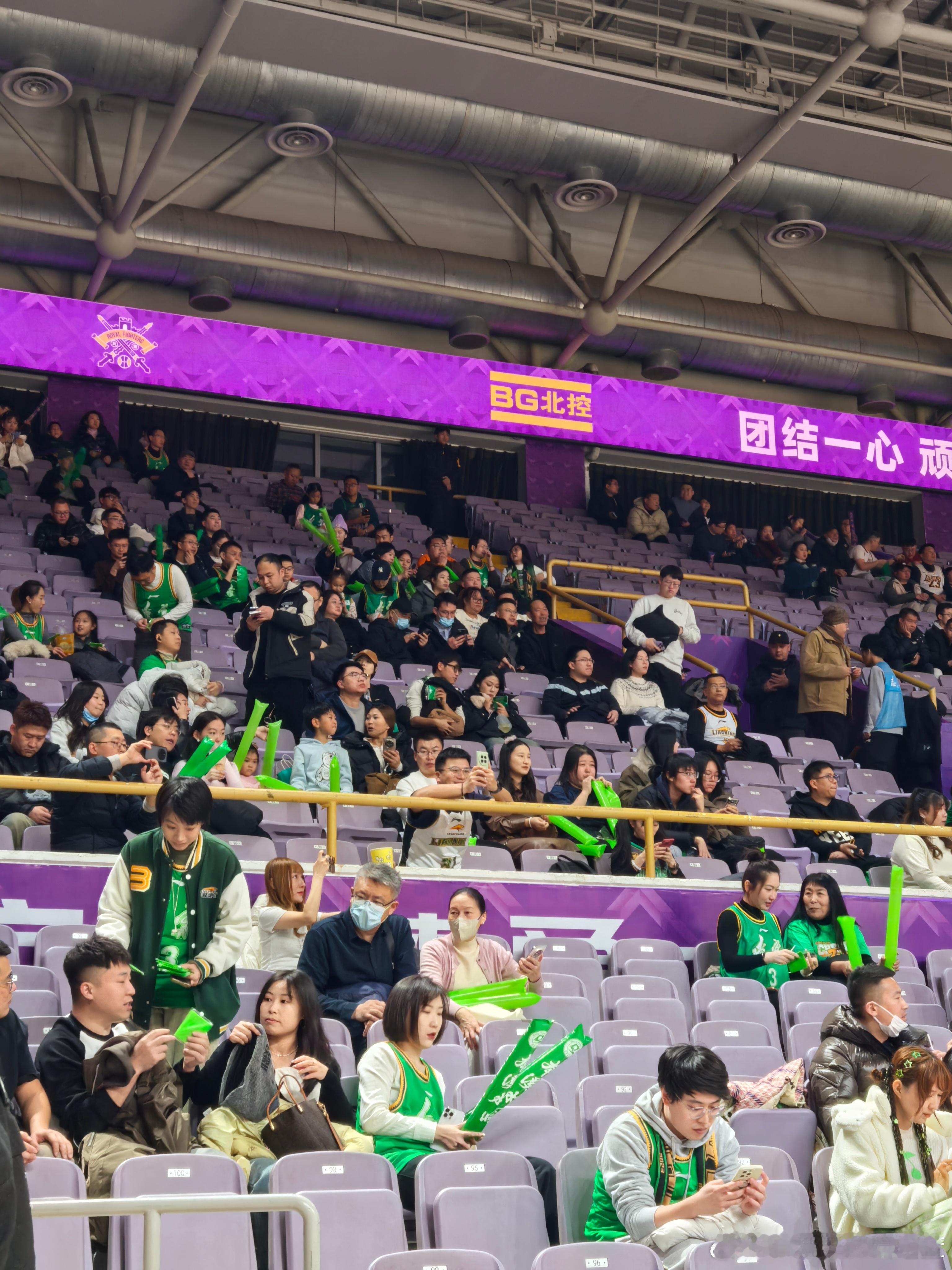 辽宁球迷陆陆续续进场了北控男篮vs辽宁男篮cba圣诞大战北漂男孩爱辽篮