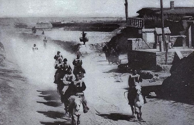 1944年11月，匪首宋殿元带着手下来到一个小村庄，见到有个妇人颇具姿色，命手下