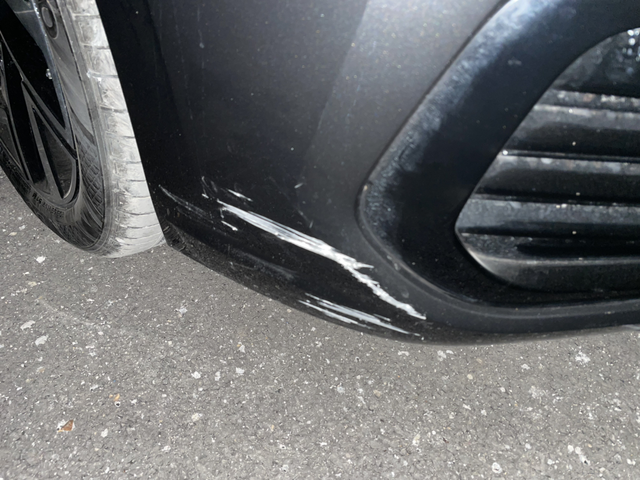 新速腾刮了新买的车，倒车时不小心，把前保险杠给刮了，很深。咋处理比较合适？