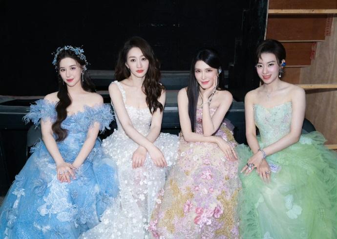 最近李小冉在录制浪姐的时候搭配的像个时尚的新娘子，看上去特别的漂亮，气质超好。