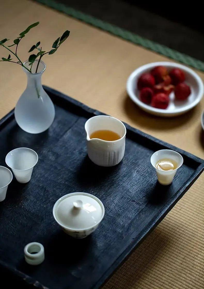 原配是块老腊肉，看着普通越嚼有。饿时能顶一顿肉，渴时能解三分愁。小三