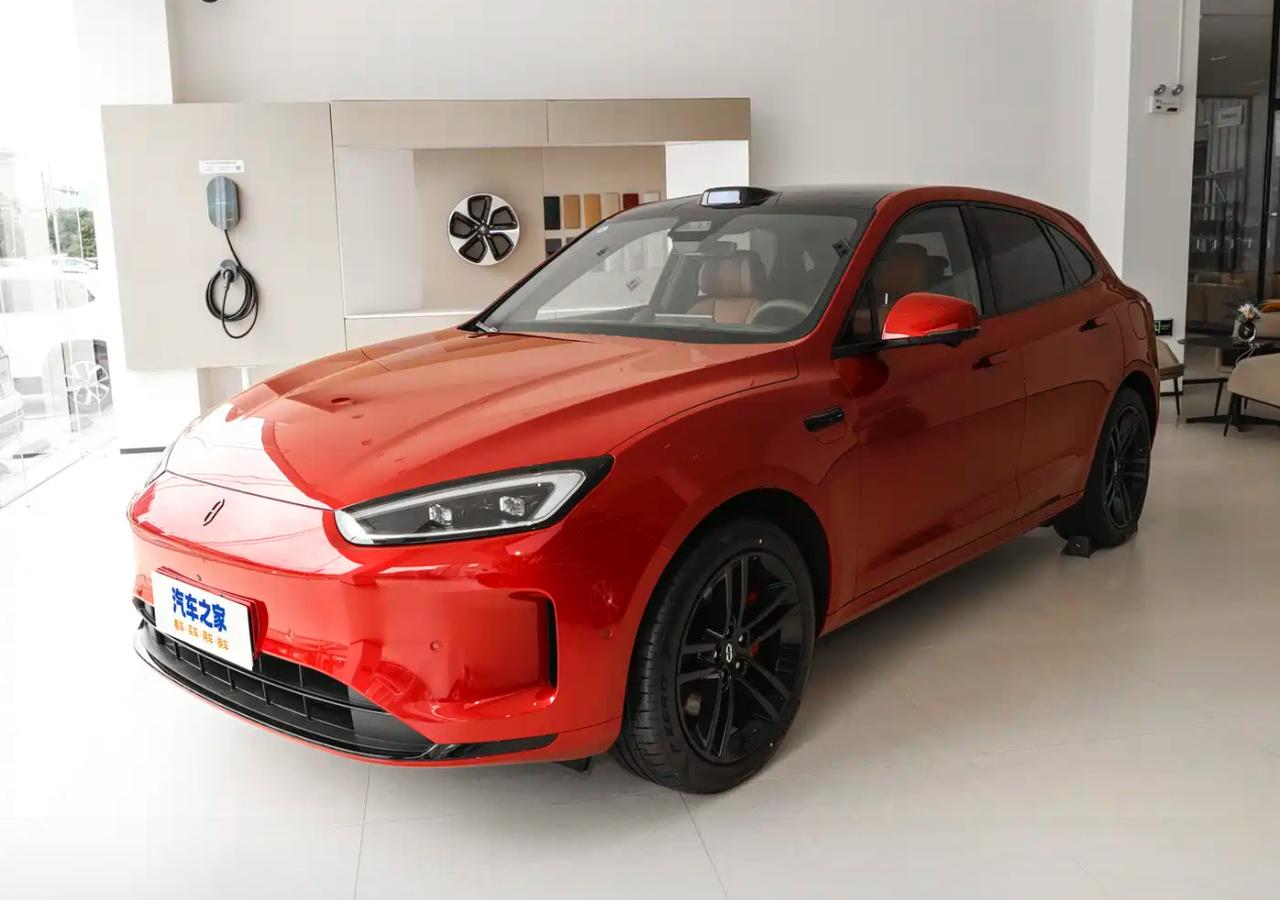 问界M5是一款中型5座SUV，提供增程和纯电两种动力版本。车身尺寸为4785