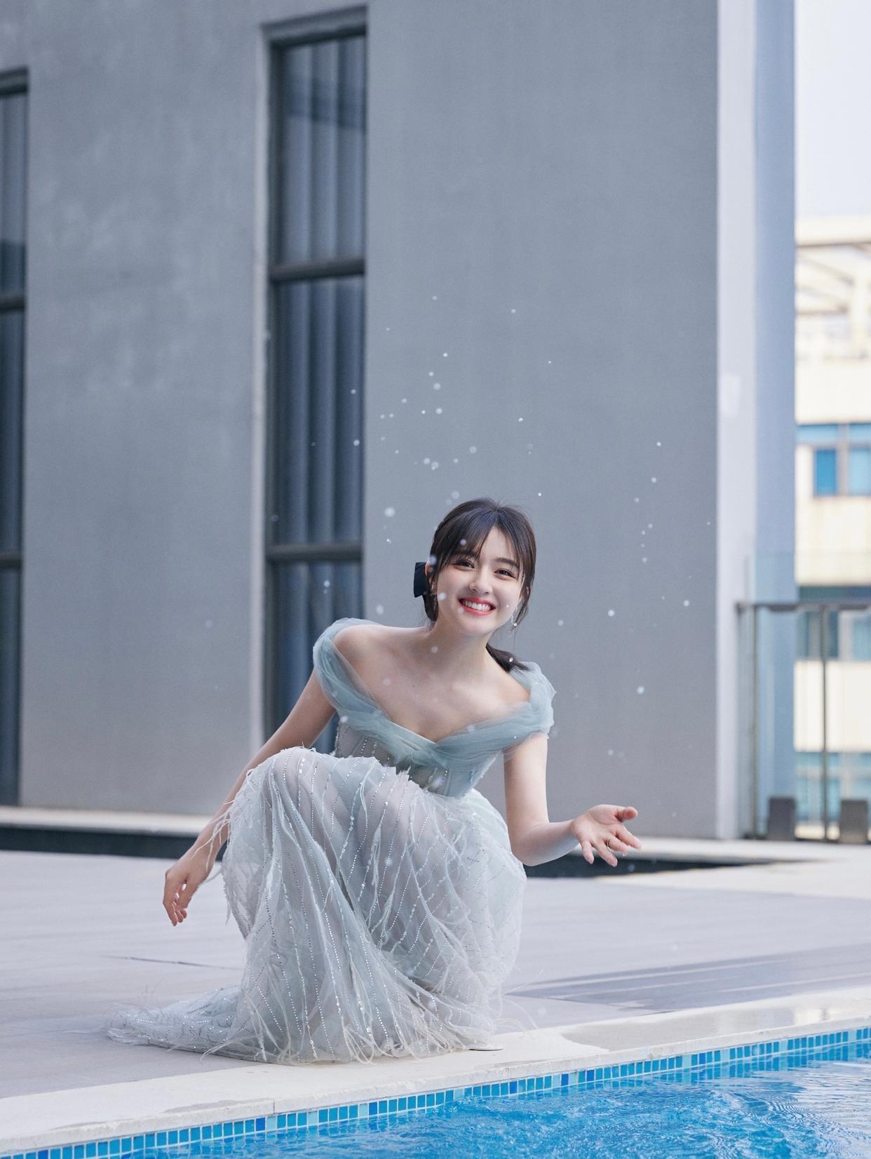 这真的是李兰迪吗，薄纱裙细高跟太美了，笑的好甜