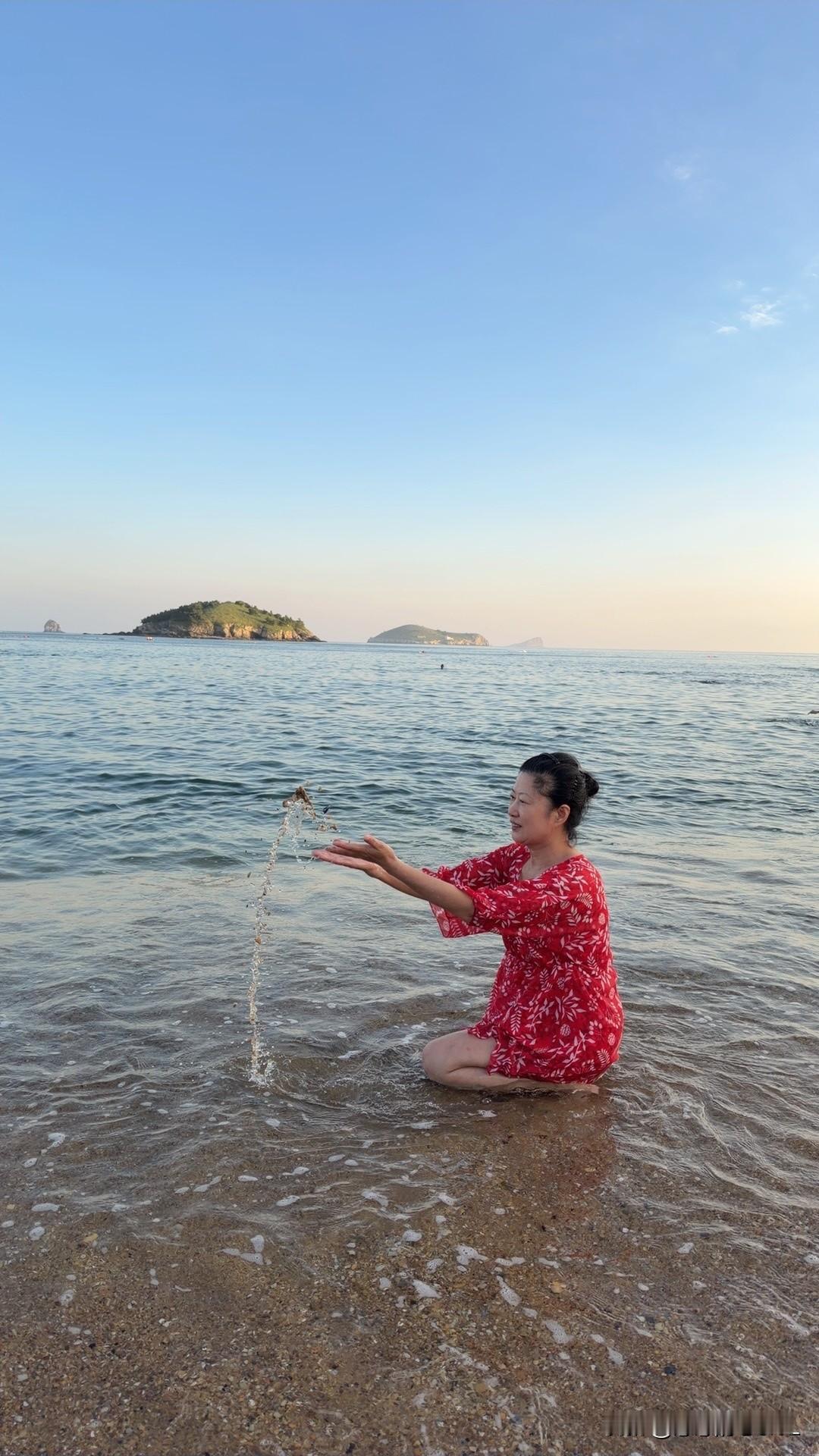 我和女儿到付家庄海滨浴场，玩得特别开心我们在沙滩边上搭起了帐篷，换上游泳衣，
