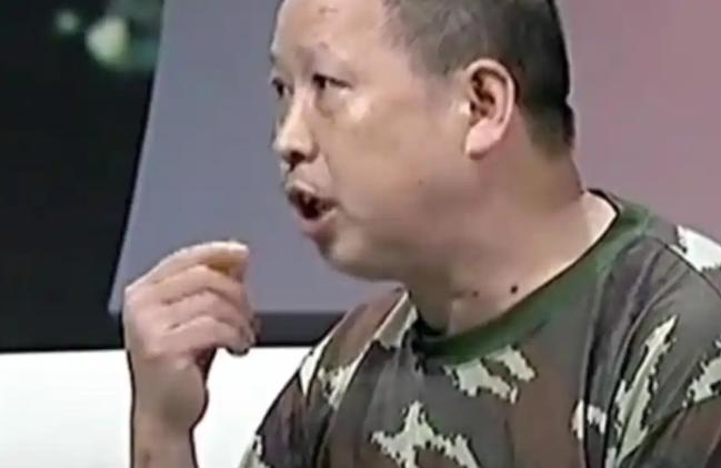 2011年，四川女子一进屋吓得魂都飞了：去世整整两天的丈夫，穿着寿衣坐在客厅对着