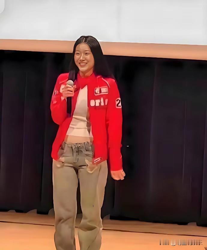 陈奕迅女儿唱歌比赛照流出，上半张脸像妈妈徐濠萦，下半张脸像爸爸陈奕迅，其实五官