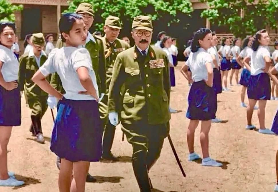 日军令人作恶的癖好，就是视察女子学校？！1943年，当时的日本首相东条英机，身着