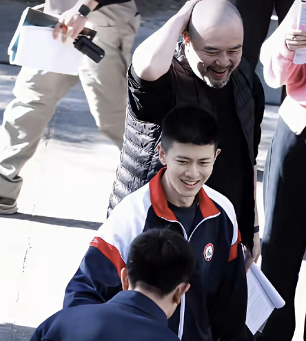 任嘉伦《深渊无间》最新路透任嘉伦饰演的李成这是回学校了吧，这校服穿在身上，满