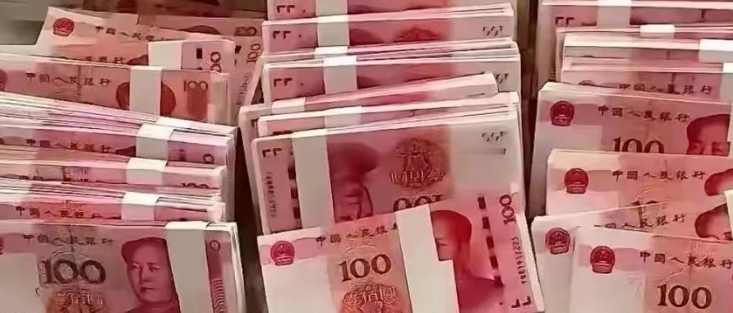 这组数据，其实精准勾勒出了2025年中美博弈的“金融暗战”与“贸易明牌”：一