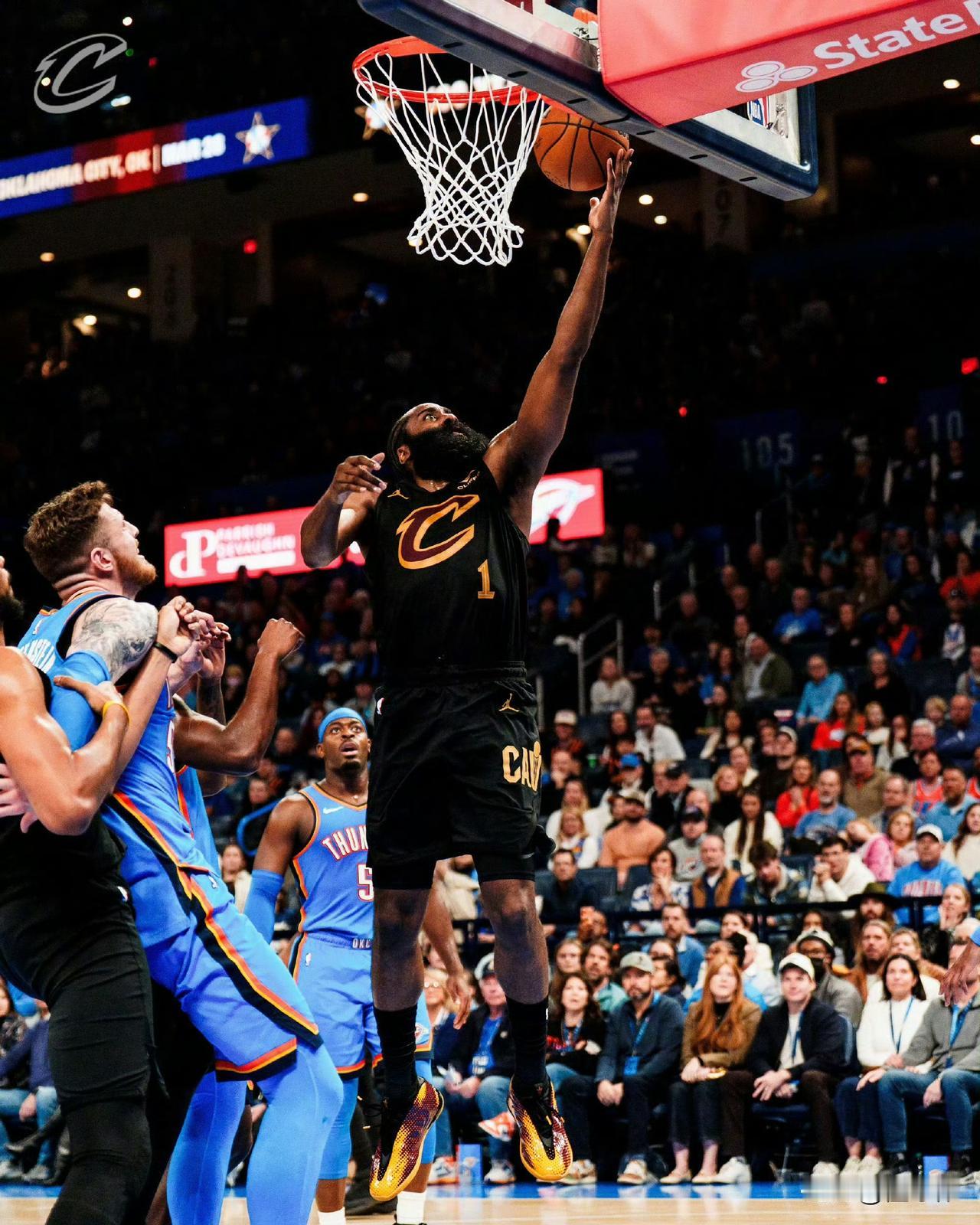 依旧出色！哈腾谈老大哥哈登：“哈登现在依旧很出色。”“能够让他的队友变得