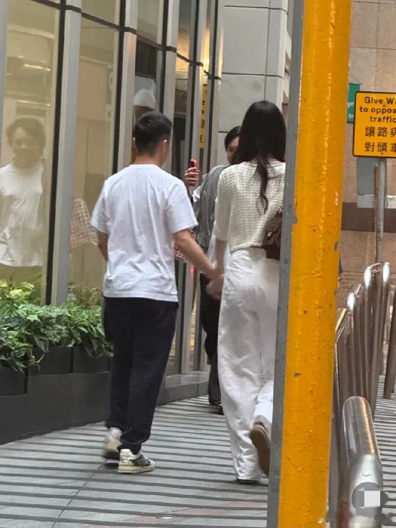 七夕甜度路透！网友在香港偶遇了何猷君和奚梦瑶。 两人牵手出门过节，画面...