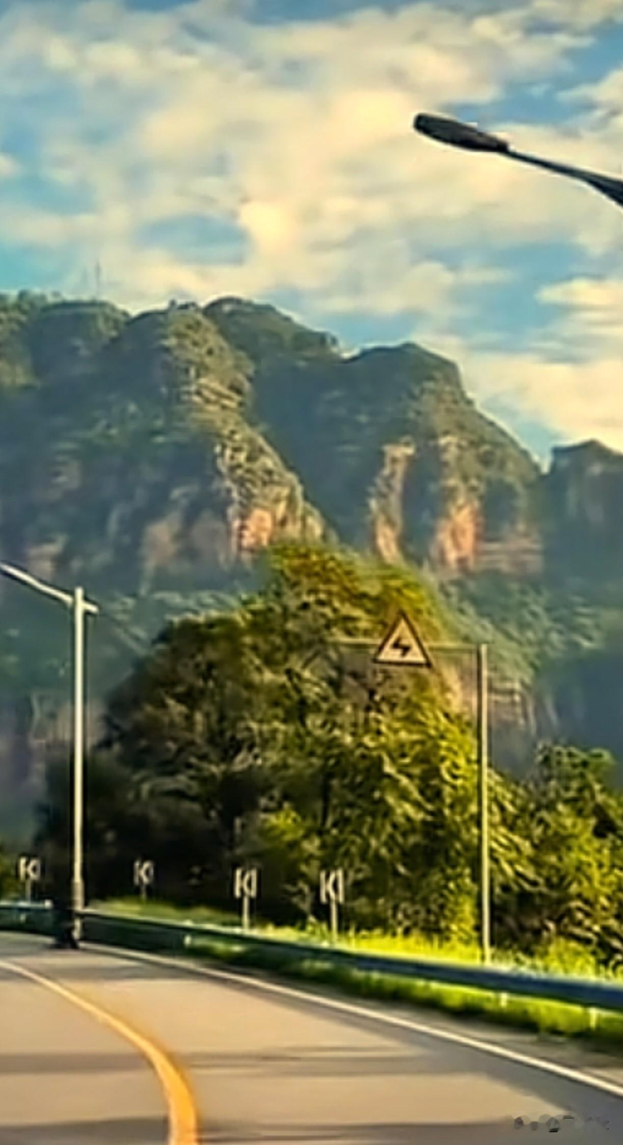 上联：笔耕万卷始成章下联：步越千山方及顶下联：胸纳百川方出海赏析：“胸纳