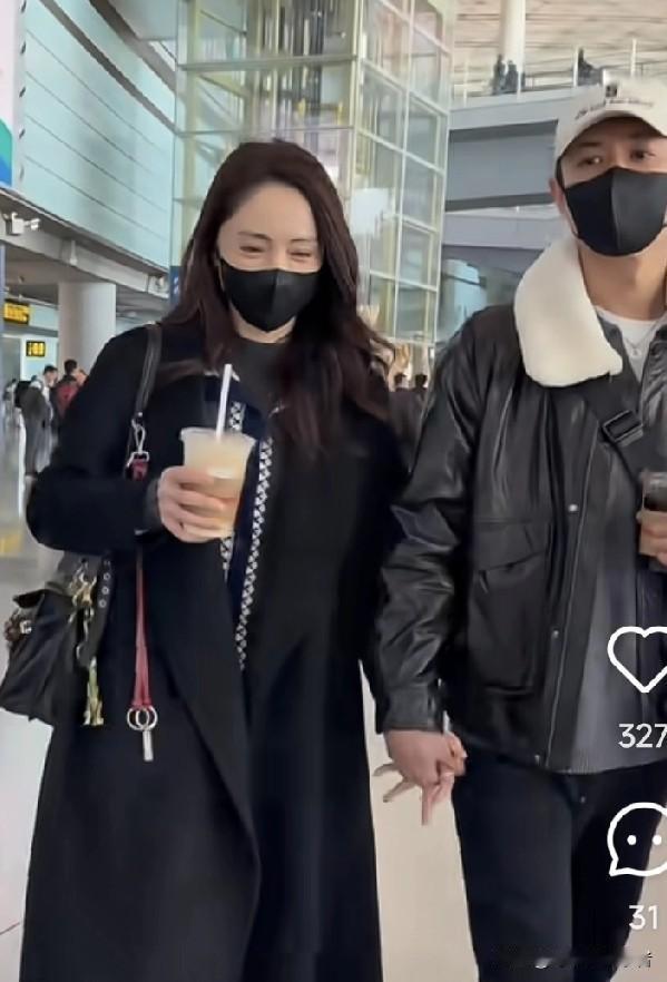 董璇和张维伊真是生理上喜欢，满眼都是对方，董璇和张维伊在机场都是手拉着手，还带着