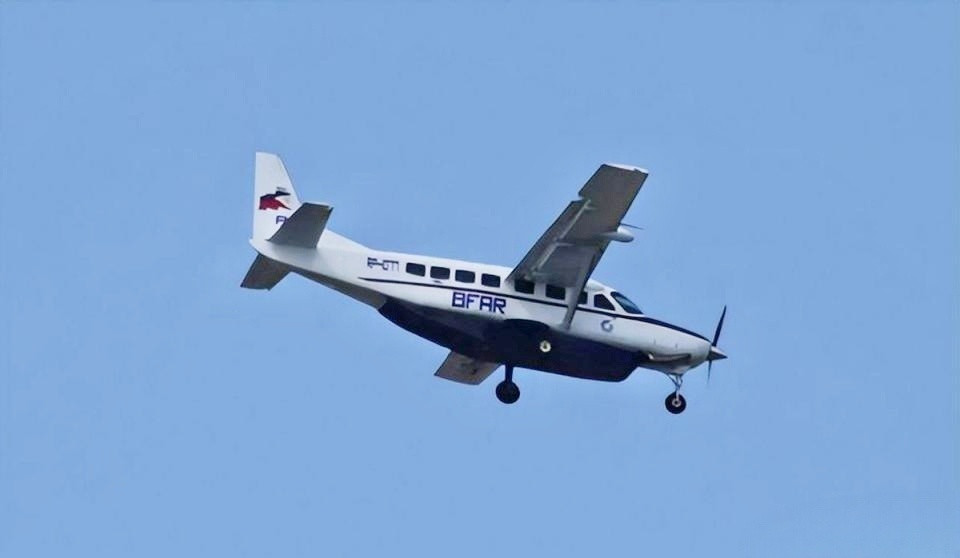菲媒：昨天（10月3日），一架菲空军C-208飞机在黄岩岛附近空域遭遇两架中国军