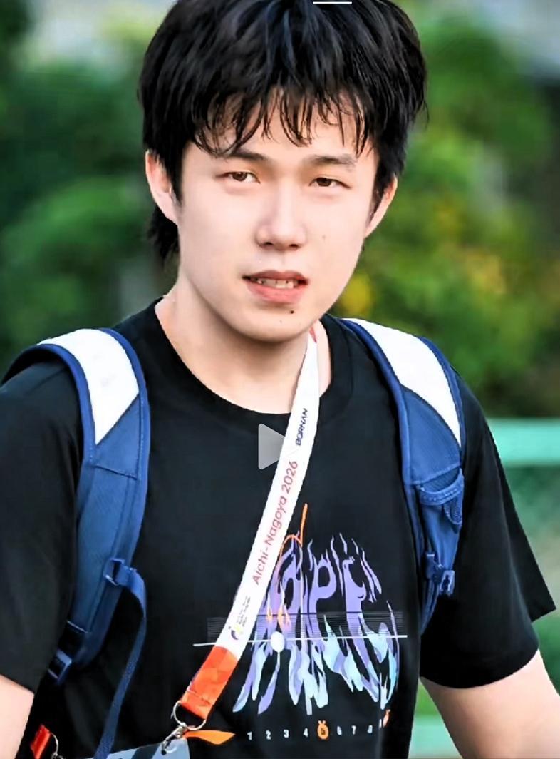 王楚钦这状态太魔幻！一身休闲背着书包，看着一下子年轻不少。出征前还带着几分沧桑