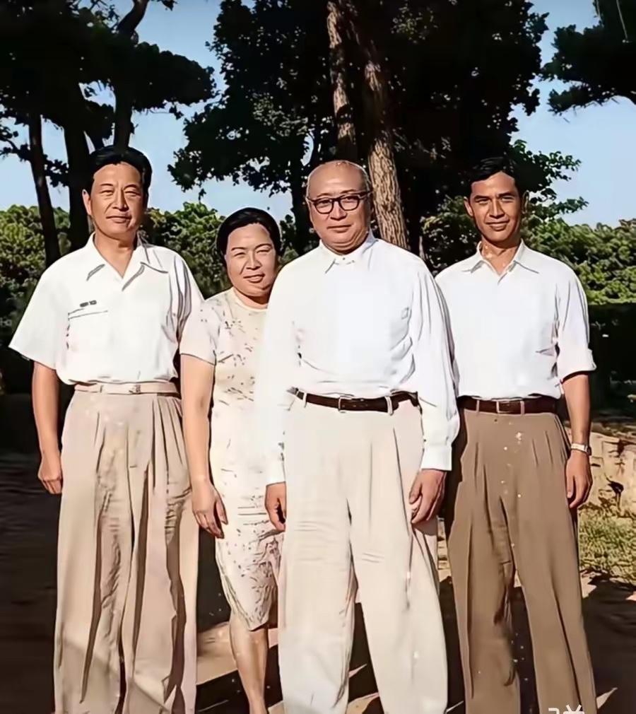她14岁参军，19岁结婚，丈夫后来被授元帅，六个孩子之中，四个是将军。考考你，这