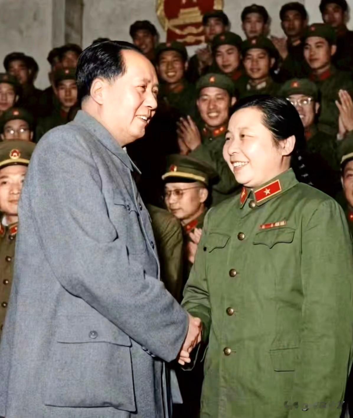 🍁谁说女子不如男？这位与毛主席握手的军人叫李贞，是1955年授衔时唯一的开国