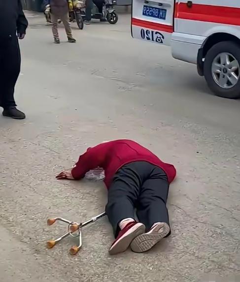 杭州62岁阿姨摔倒躺在路边25分钟，路人不敢上前搀扶，救护车接进急诊，她一口咬定