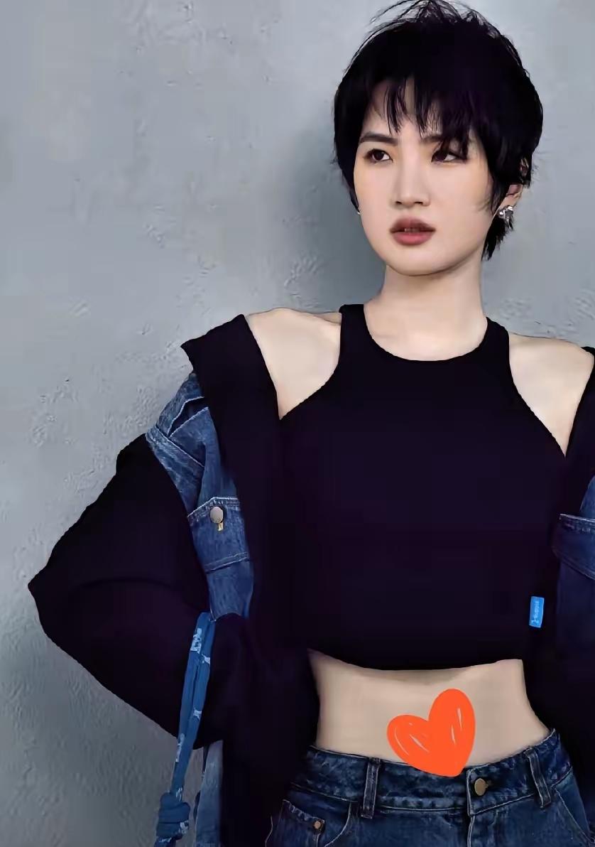 才听说，在《中餐厅7》当时录制现场，黄晓明随便问姚安娜："你家里应该至少有十套以