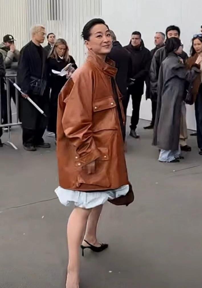 贾玲露面，这也不好看呀，服装给人家穿的土不土洋不洋的。特别是这个高跟鞋，搭配马丁