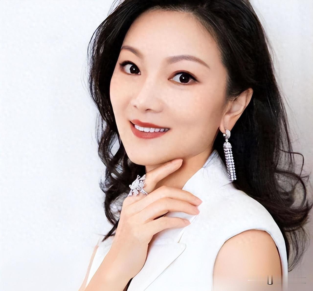 陈婷嫁给张艺谋，十二年黑户，值不值？我看了很多关于陈婷和张艺谋的故事，发现大多