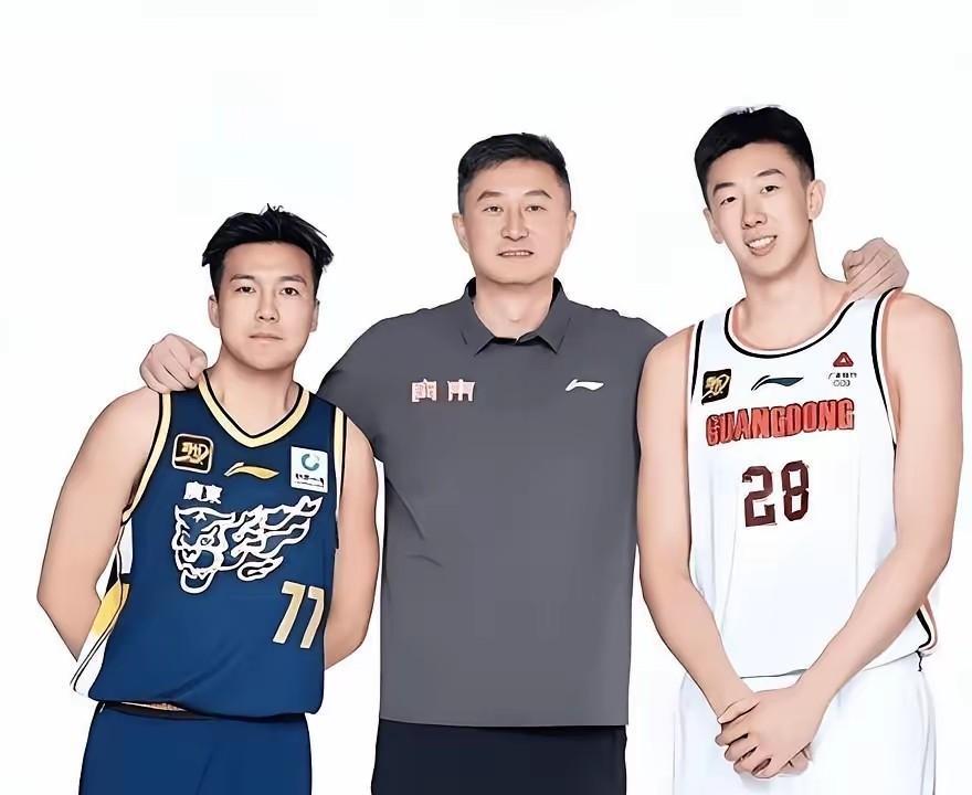 黄荣奇仍然心系广东宏远！目前，CBA自由市场没签约的球员只剩黄荣奇。他也没屈就