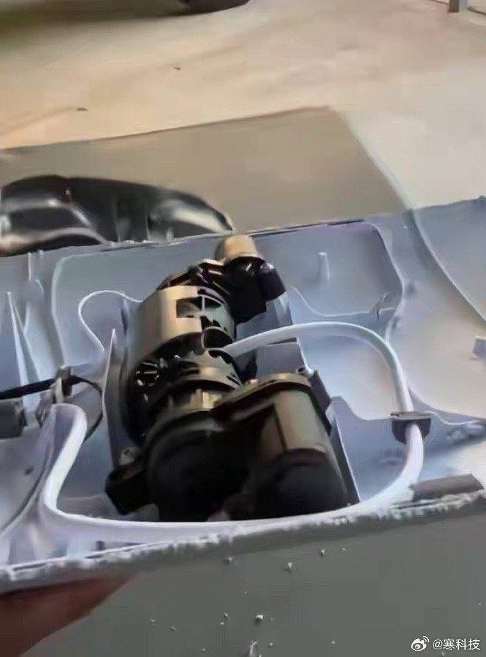 外国一小哥把马斯克的星链给切开了，发现里面没啥东西，里面有一块电路板，和一个类似