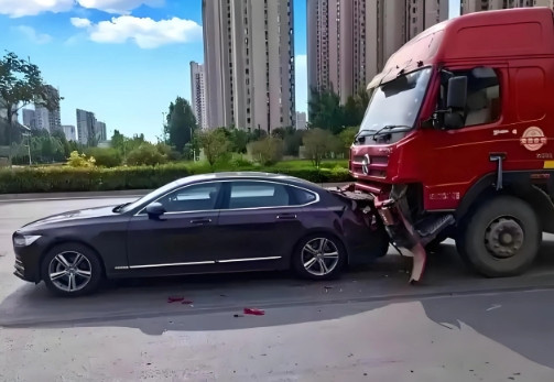 广西，男子开货车和一小轿车碰撞，轿车受损严重，男子负全责，赔偿都交给保险公司处理
