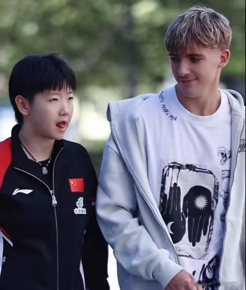 哈哈哈，可爱小莎。手里还拿着🍎呢孙颖莎​​​