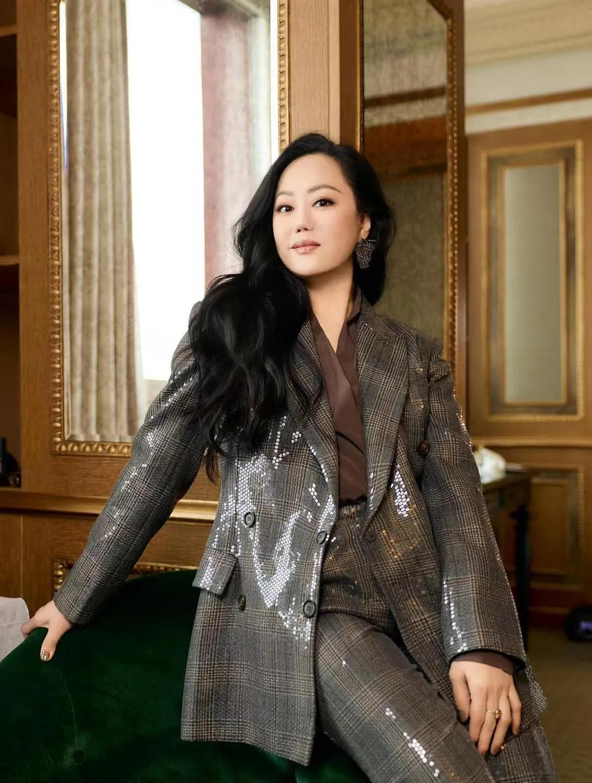 61岁章小蕙这西装杀，美到挪不开眼！亮面格纹西装套装一上身，贵气感直接溢出