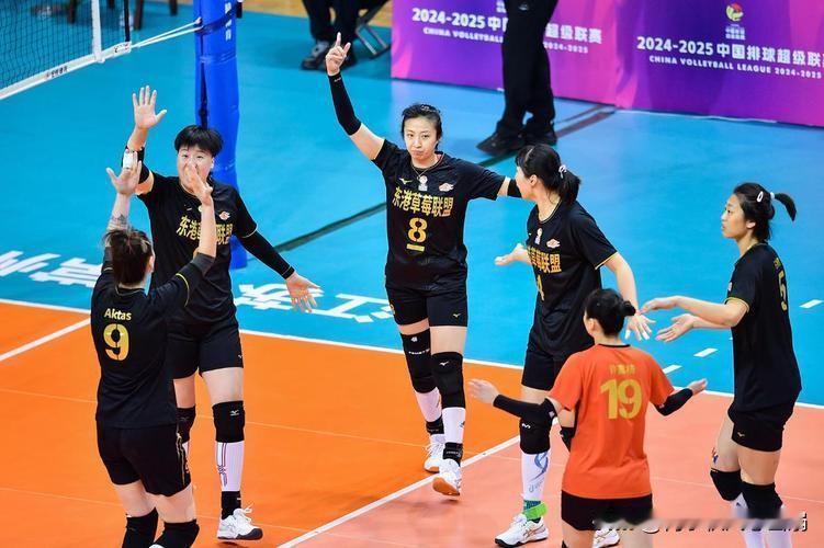 上海女排不败金身告破北京时间12月27日，2026年中国排球超级联赛第五轮，上