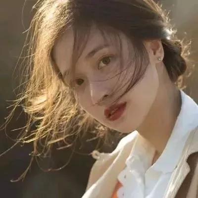 风中飘逸的少女，轻盈的裙摆与阳光交织，捕捉自然的美好瞬间。自然清新美少女阳光白