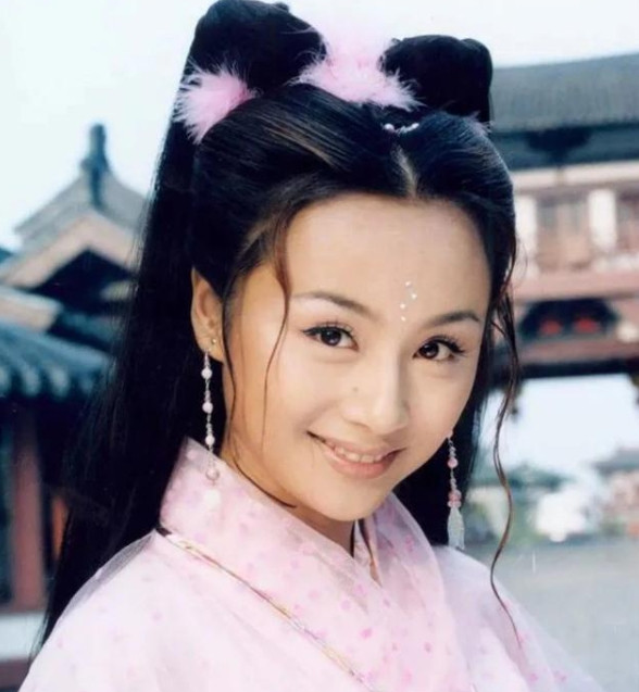 当年，曹颖第一次把王斑带回家见父母，酒过三巡后，王斑竟然跟准岳父吵了起来，曹父说