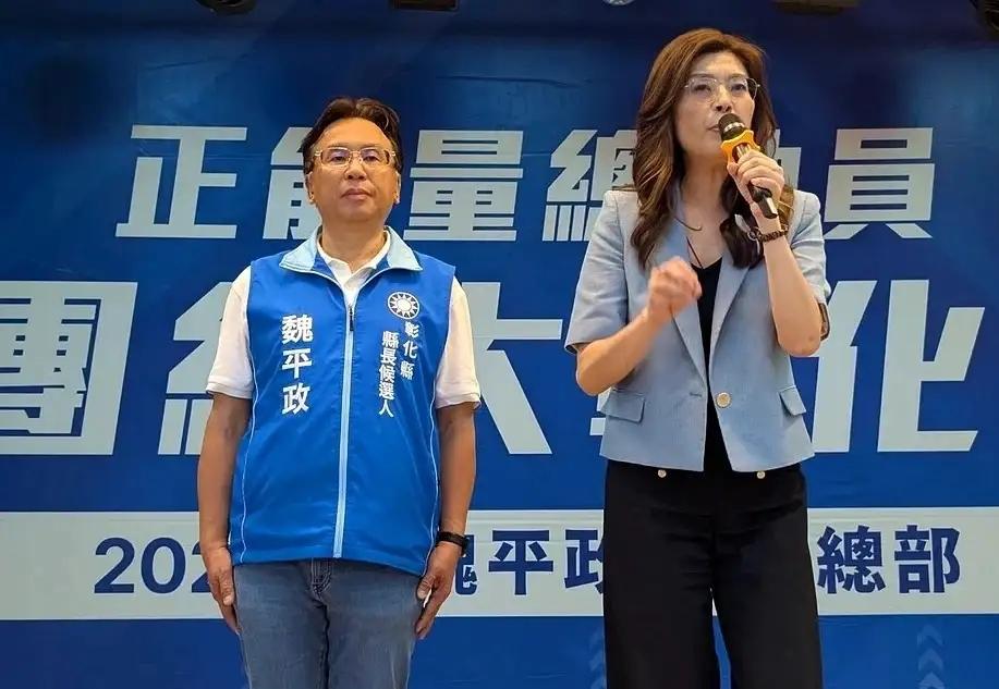 郑丽文又去彰化了，这次又大大咧咧自称选党主席是要来当“女神”的，不过她在彰化的辅