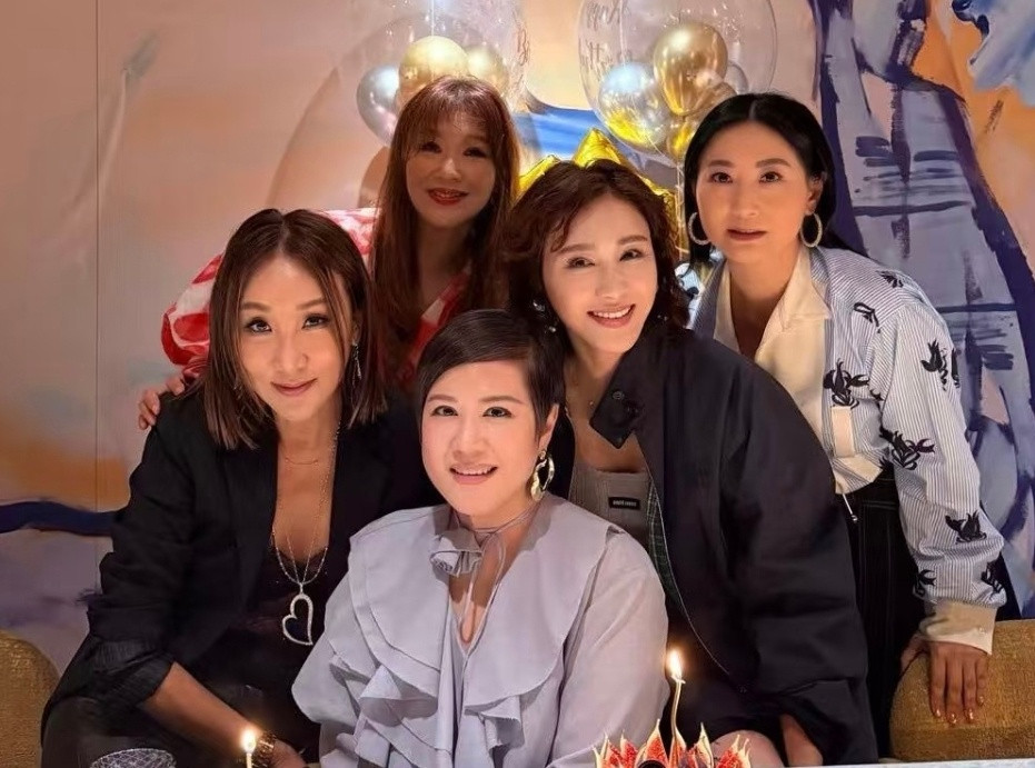 黎姿为友人庆生，一起聚会的都是阔太。​​​